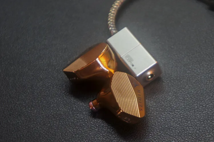 Hidizs MP143 Salt Golden Titanium beside ddHiFi TC35Pro E2